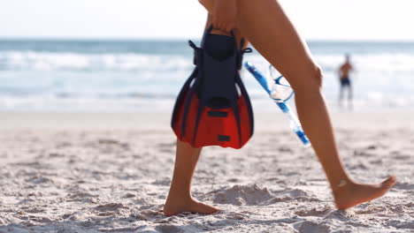 buceo, mujer y caminar en la arena de la playa para el verano