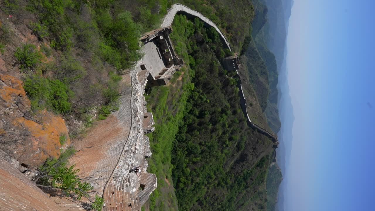 великая стена цзиньшаньлин с горами и радостным туристом, пекин, китай. вертикальный снимок