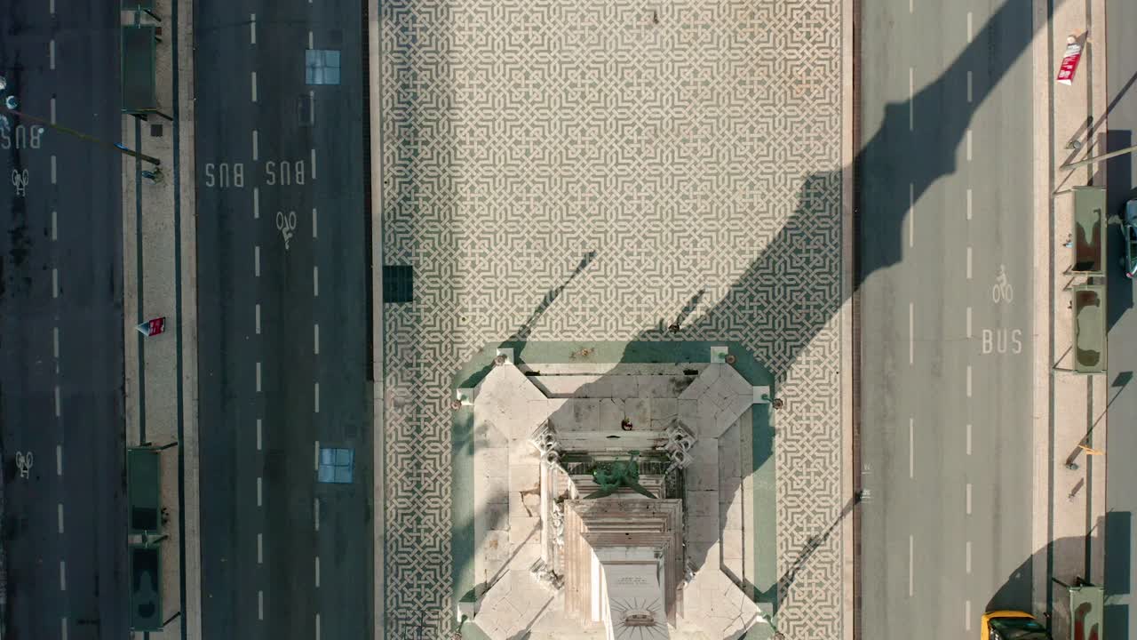 Revelando o Monumento aos Restauradores em vista aérea.