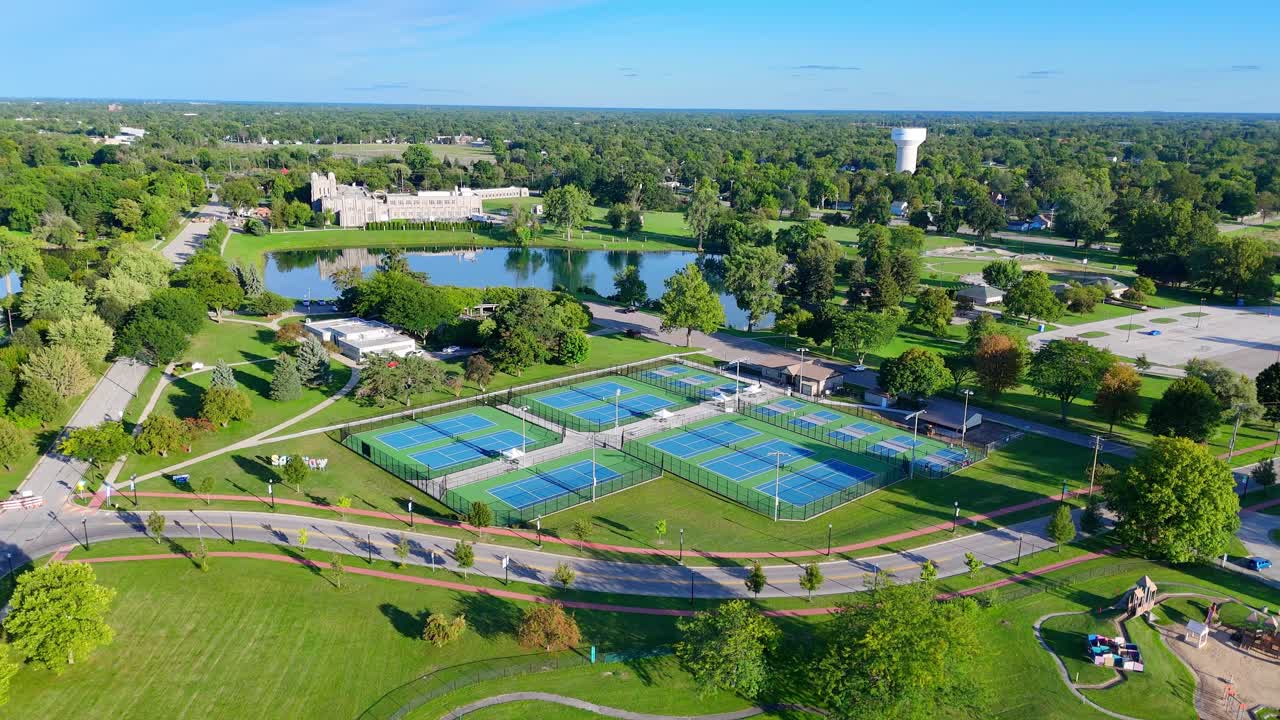 Terrains de sport du parc municipal d'Ojibway Island, comprenant des courts de tennis et de pickleball actifs à Saginaw, Michigan, États-Unis