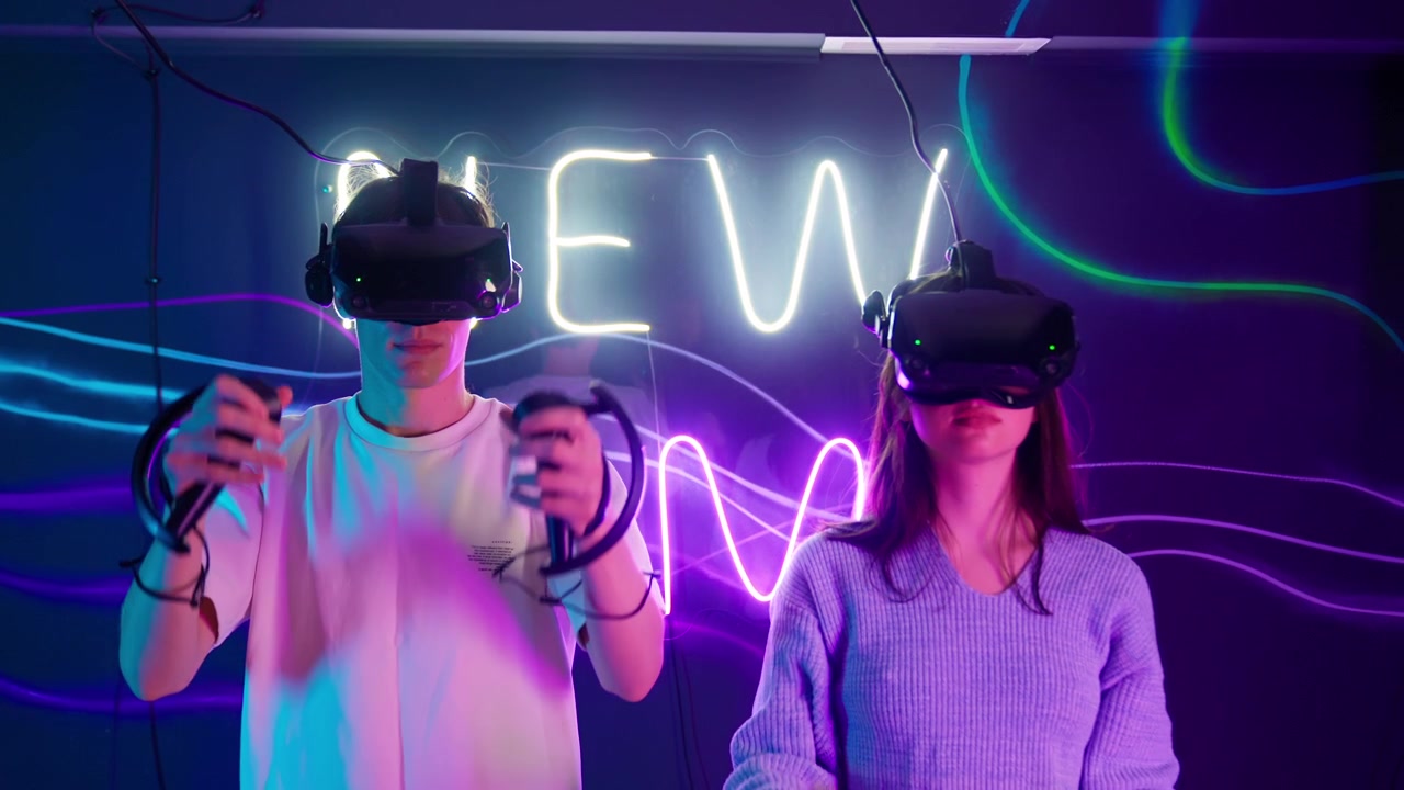 Nuori pariskunta laittaa VR-lasit päähänsä ja alkaa pelata virtuaalitodellisuuspeliä