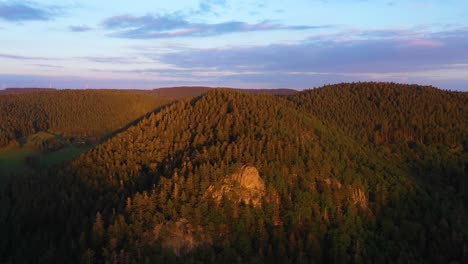 Drohne-Dreht-Sich-Um-Berge-Mit-Riesigem-Felsvorsprung-Im-Schwarzwald,-Deutschland-In-4k