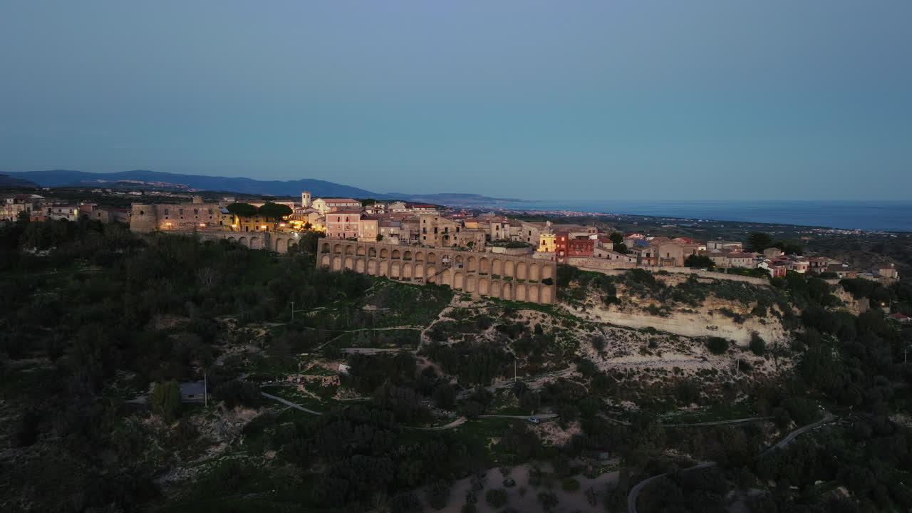 ardore superiore antigua aldea italiana medieval en la región de calabria, aérea
