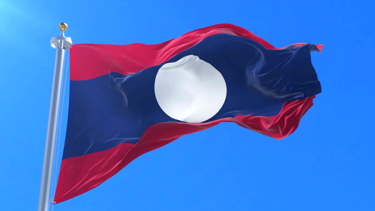 라오스의 발이 바람에 흔들리고 푸른 하늘이 느리게 회전하고 있습니다.