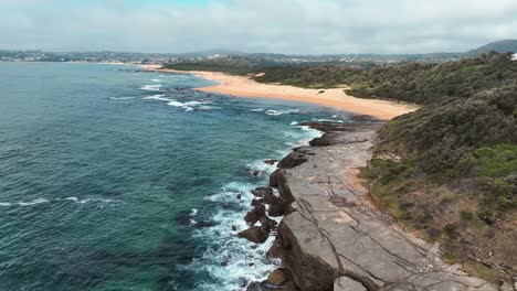 la vívida escena de spoon bay: una perspectiva aérea cinematográfica en la costa central de australia