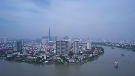 Klassische-Luftaufnahme-Von-Ho-Chi-Minh-Stadt-An-Einem-Sonnigen-Tag-Von-Thao-Dien-Aus-Mit-Containerbooten,-Die-Auf-Dem-Saigon-Fluss-Arbeiten