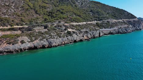 Cercanías-Tren-Panorámico-Pasando-Por-Y-Sobre-Los-Acantilados-De-La-Costa-De-Garraf,-España