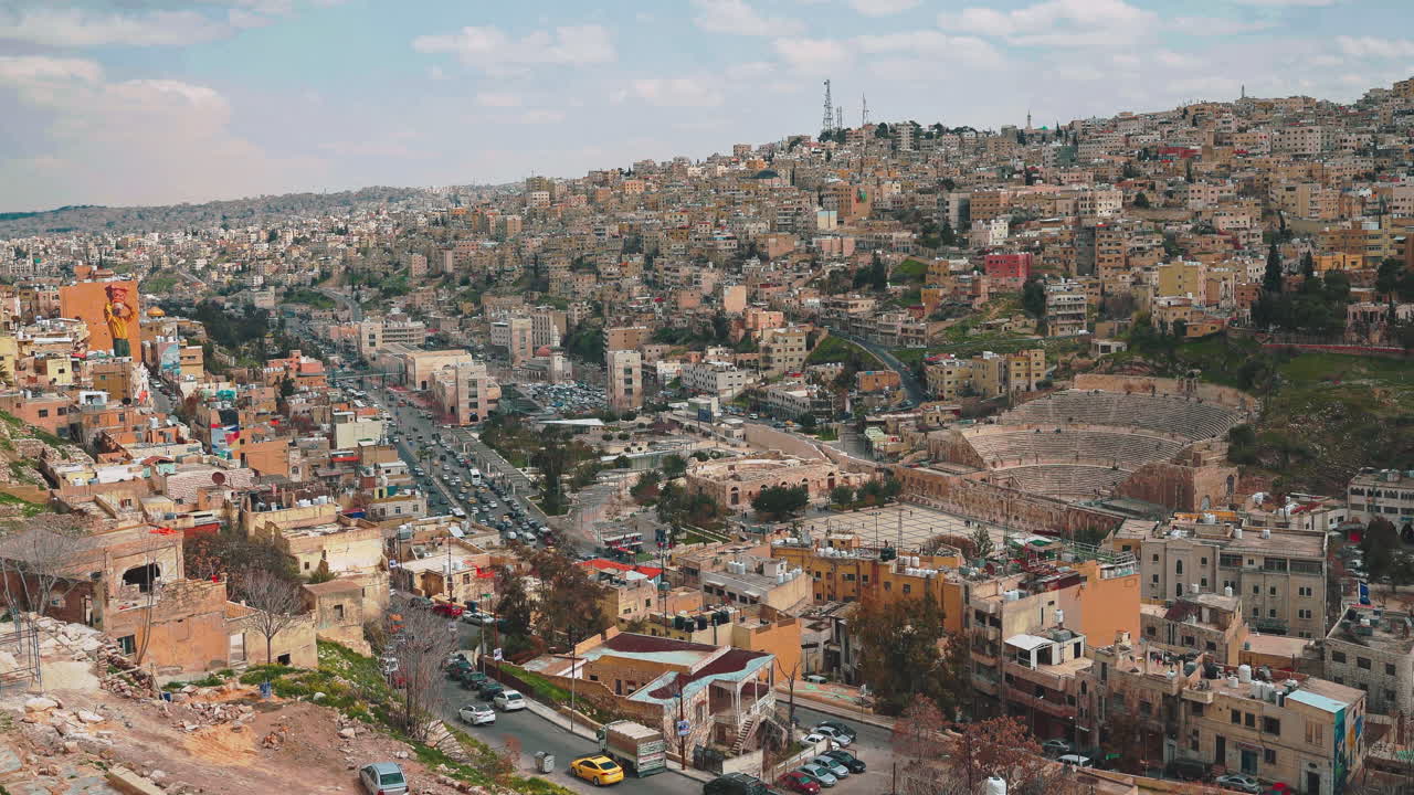 bucle de video continuo de cinemagraph de la ciudad de amman, capital de jordania, junto a la histórica excavación de la ciudadela del patrimonio de la unesco y el teatro romano con vista al tráfico de automóviles en las calles