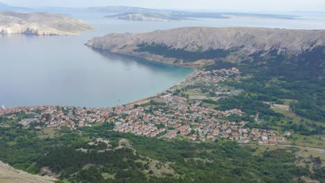 Ciudad-Baska-Y-Océano-Tranquilo-Junto-A-La-Isla-Krk-En-Croacia-Durante-El-Día