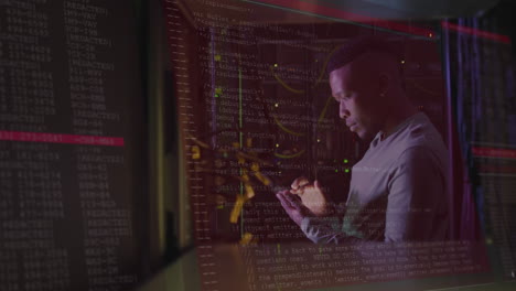 animación del procesamiento de datos sobre ingeniero informático afroamericano y servidores informáticos