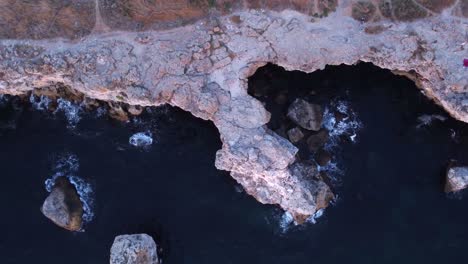 上下空景,海浪在岩石海岸上喷<unk>,背景