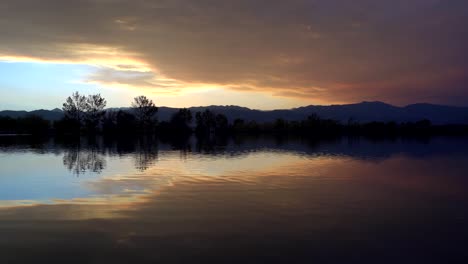 Reflejo-De-Nubes-De-Colores-Sobre-La-Superficie-Del-Lago