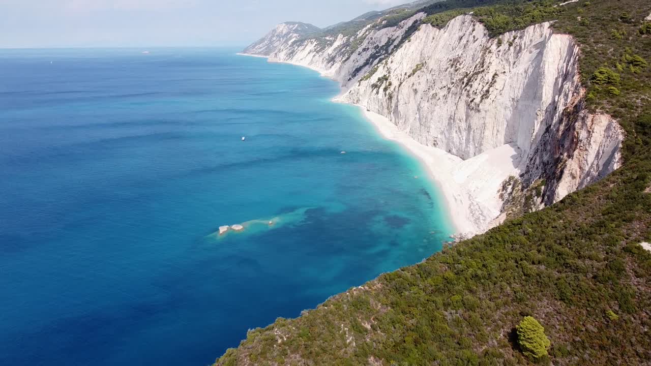 vista aérea de drones escarpados acantilados rocosos, isla jónica de lefkada, grecia - en la playa de porto katsiki