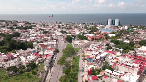 Aterrizando-En-Campeche,-La-Ciudad-Amurallada-De-Mexico