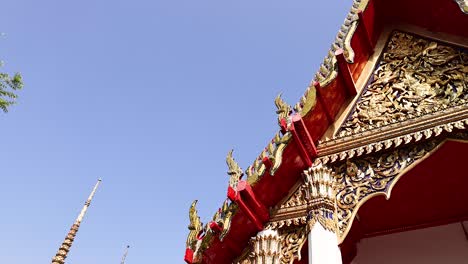 detalles intrincados del templo y torres altísimas