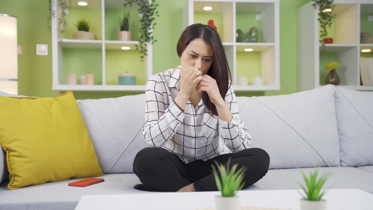 mujer joven deprimida y aburrida infeliz en casa.