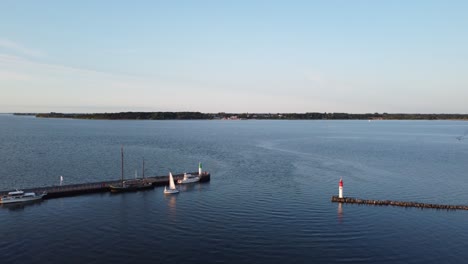 Einfahrt-Zum-Hafenhafen,-Ein-Kleines-Motorboot-Fährt-Vor-Dem-Anlegen---Offensichtaufnahme