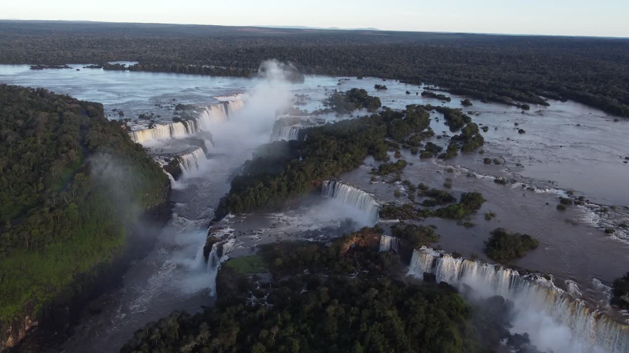 이구아수의 탁 트인 전망은 수평선에 있는 아마존 열대우림과 함께 석양에 아르헨티나와 브라질의 국경에 떨어진다