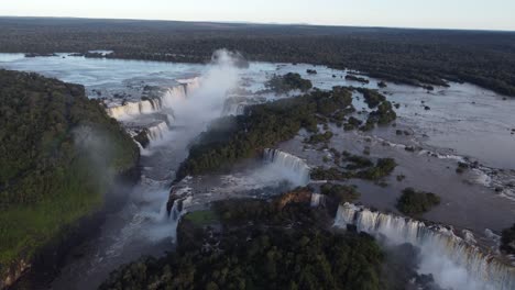 vista panorámica de las cataratas del iguazú en la frontera de argentina y brasil al atardecer con la selva amazónica en el horizonte