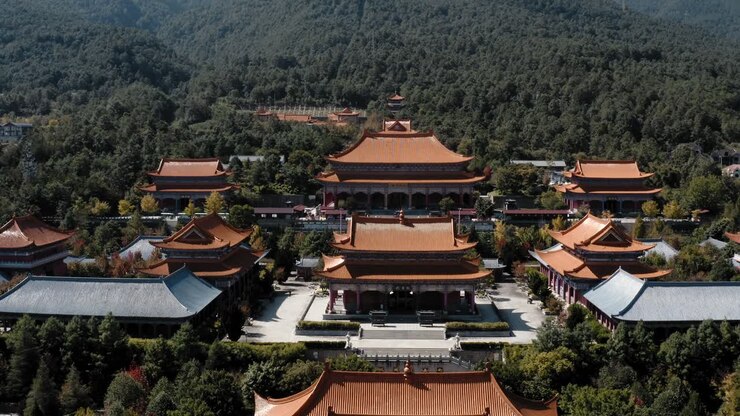 Aérien : Temple bouddhiste de Chongsheng sur les contreforts du Mont Cangshan, Dali, Chine