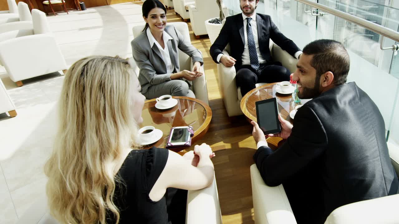 걸프 지역 남녀 비즈니스 팀 컨퍼런스 회의