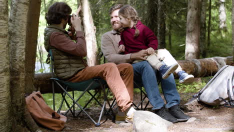 hombre tomando fotografías junto a su familia