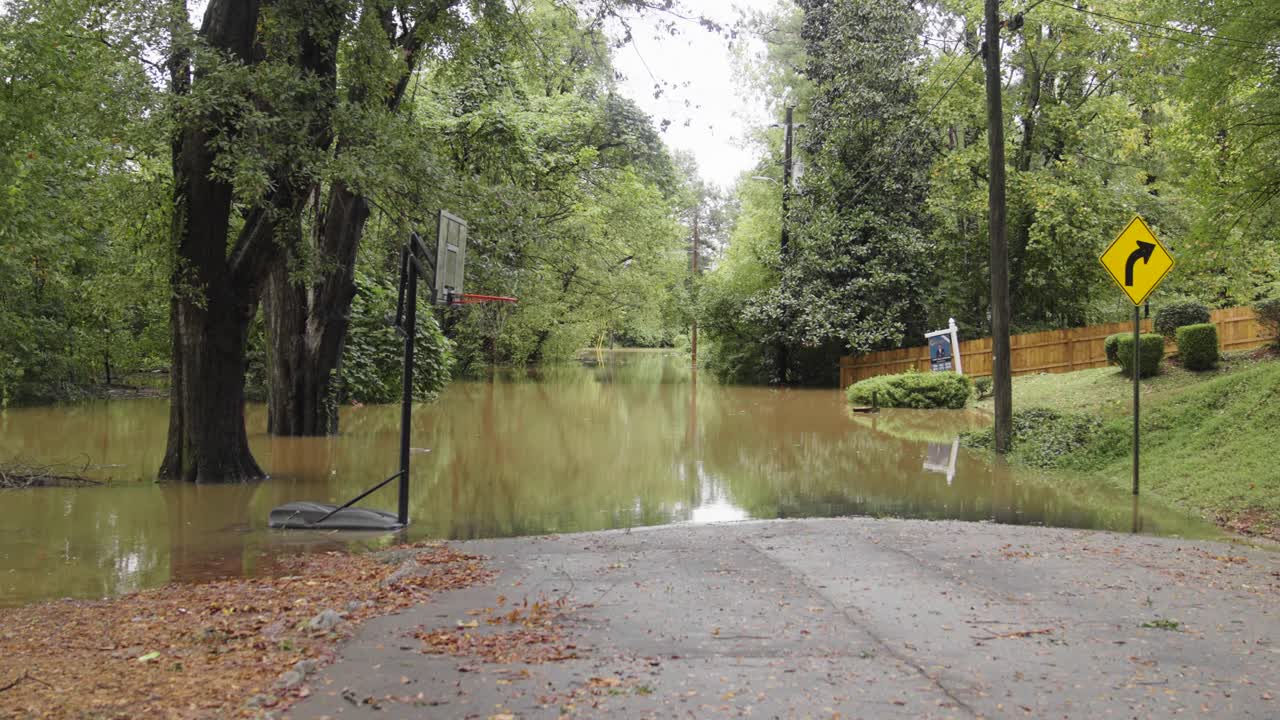 El huracán Helene inundando una calle desde el río Chattahoochee en Atlanta, Georgia