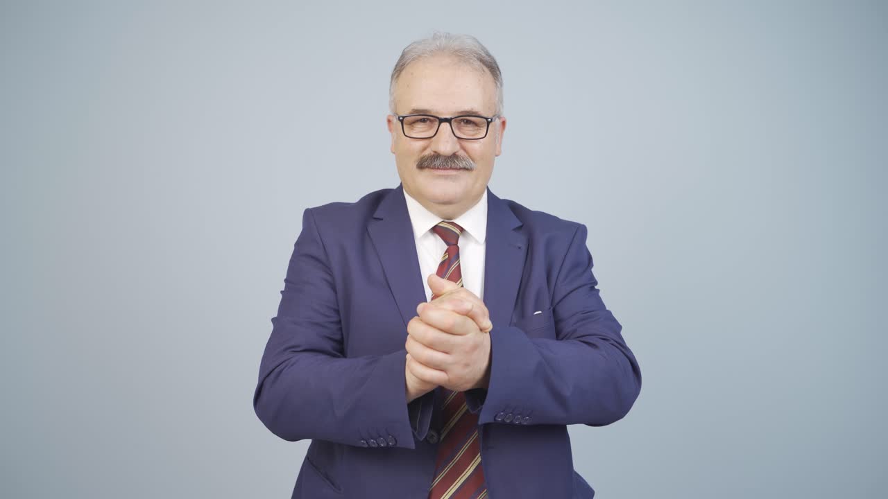 비즈니스맨이 카메라에 신뢰 표시를 하고 있습니다.