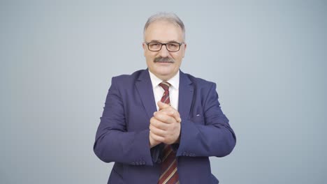 hombre de negocios haciendo una señal de confianza en la cámara.