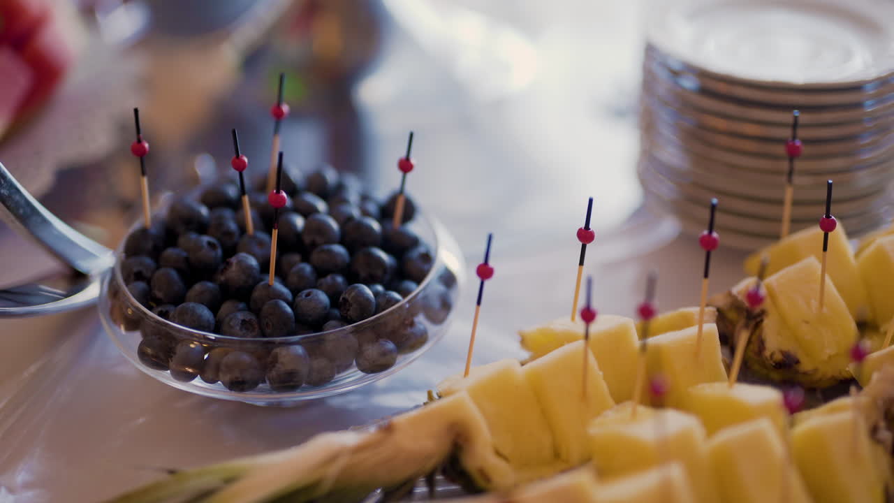 arándanos y piña en una bandeja durante una recepción de boda