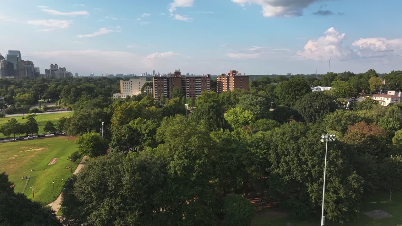 Parque central e copa das árvores da cidade de Atlanta sob céu limpo, Geórgia, vista aérea