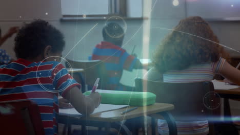 estudiantes escribiendo en el aula con animación de procesamiento de datos futurista sobre ellos