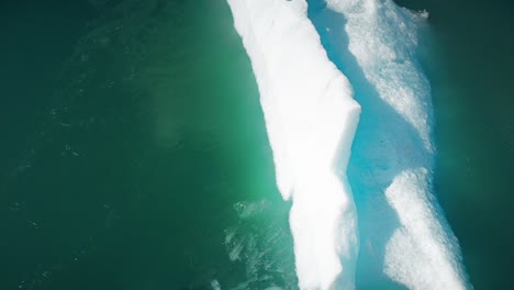 voando sobre icebergs na água