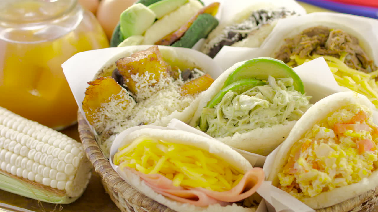 arepas, plato venezolano hecho de harina de maíz