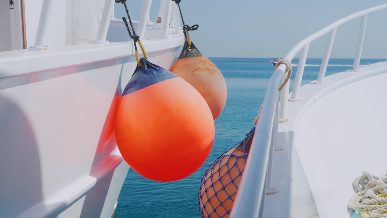 댐퍼가 있는 두 개의 요트 봇