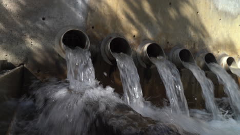 Agua-Limpia-Se-Derrama-Fuera-De-Las-Tuberías-De-Alcantarillado