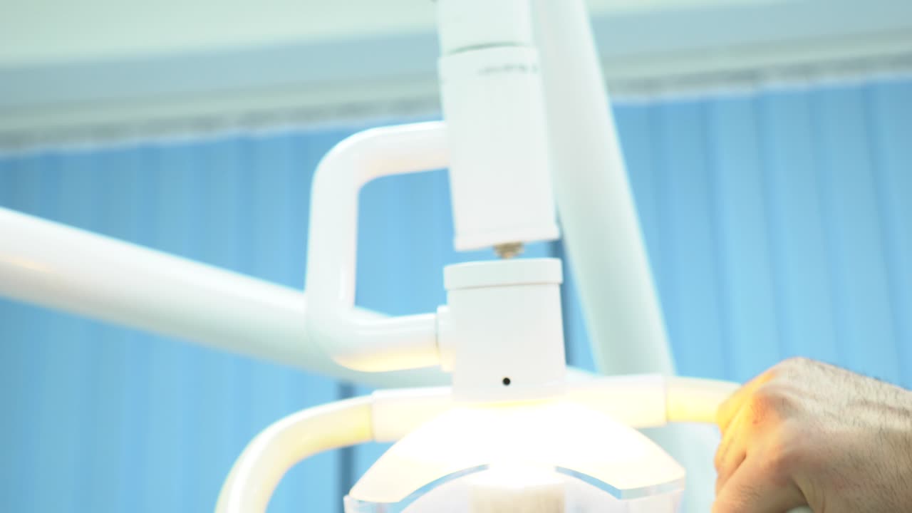 치과의사 램프와 손