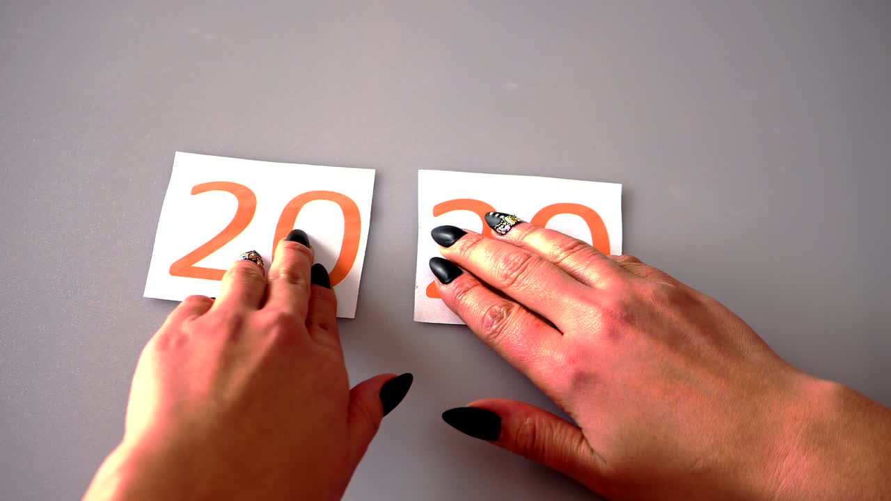 juntando dos pedazos de papel, veinte escritos en ellos, hace el año real de 2020