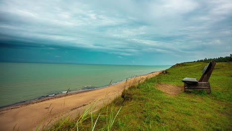 Hermoso-Punto-De-Vista-Panorámico-Con-Un-Banco-De-Madera-Con-Vista-A-Una-Playa-Durante-Un-Timelapse-En-Letonia