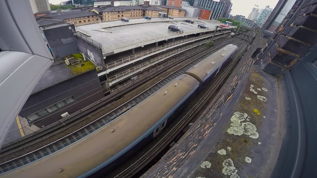 창-3이 울리는 트랙에서 과거를 여행하는 기차