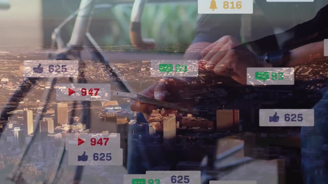 스마트 폰과 시계를 사용하여 자전거에 앉아있는 남자에 대한 소셜 미디어 알림의 애니메이션