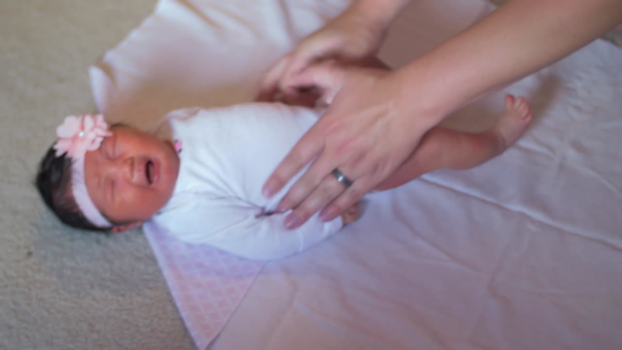 한 아버지 가 신생아 를 담요 로 감싸서 들고 가는 것