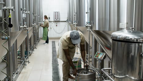 hombres que trabajan en la fábrica