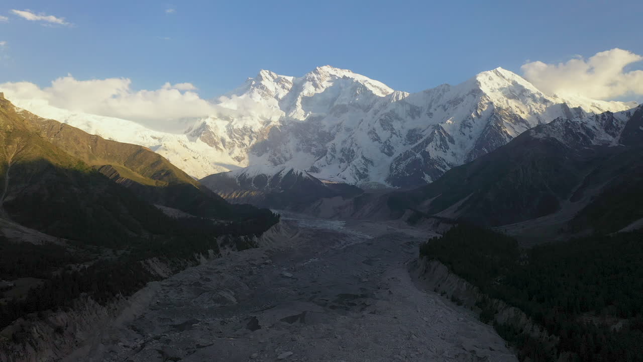 amplia toma de drones de nanga parbat con un glaciar en el valle, prados de hadas pakistán, toma aérea cinematográfica reveladora