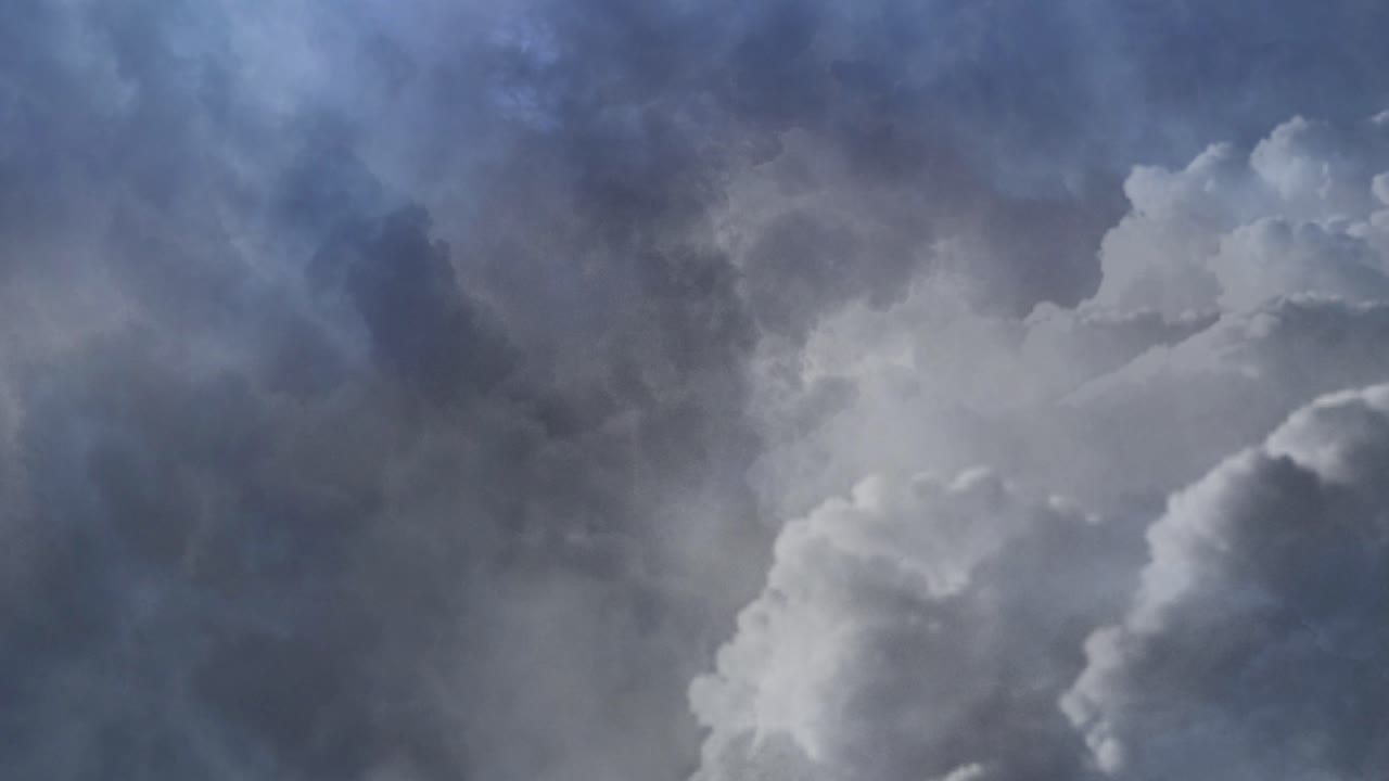 4k 어두운 하늘과 뇌우