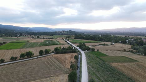 Tiro-Aéreo-Drone-Pueblo-De-Camino-Rural