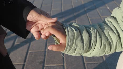 madre y hijo tomados de la mano