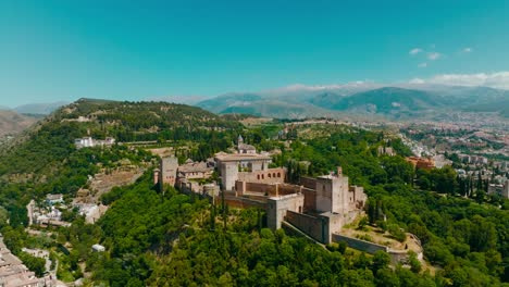 Toma-Aérea-De-Drones-Del-Castillo-De-La-Alhambra-Con-Los-Jardines-Y-Edificios,-Granada,-España,-4k