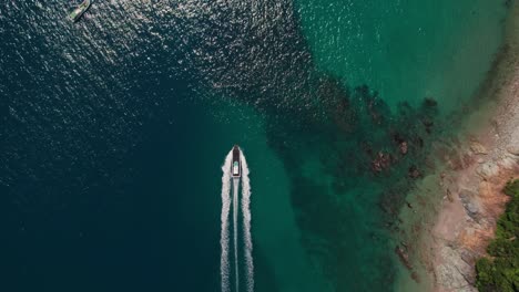 Luftdrohne-Von-Oben-Nach-Unten,-Weißes-Motorboot-Im-Blauen-Meer-Der-Japanischen-Insel-Wakayama,-Natürliche-Wasserlandschaft,-Meereslandschaft,-Asiatisch-japanischer-Tourismusort