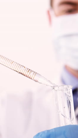 técnico de laboratorio comprobando la muestra en el tubo